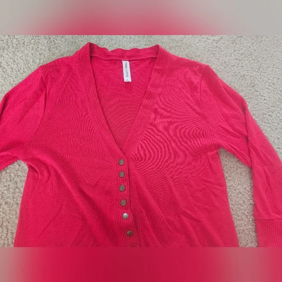 Red Button-Up Quarter Sleeve Cardigan - Picture 2 of 4